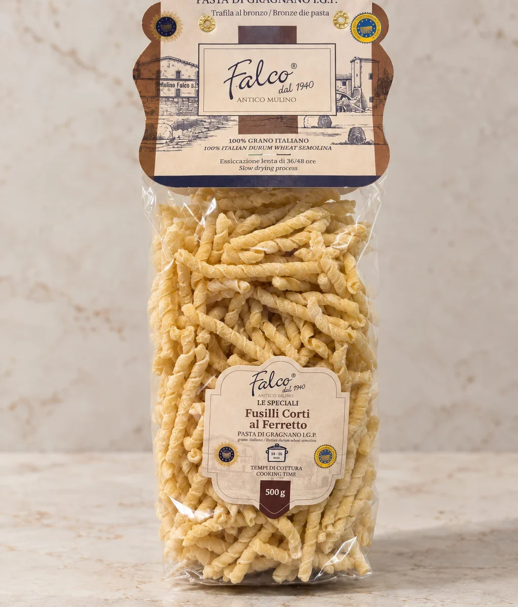 Falco Fusilli Corti al Ferretto makaronų pakuotė ant marmurinio stalviršio