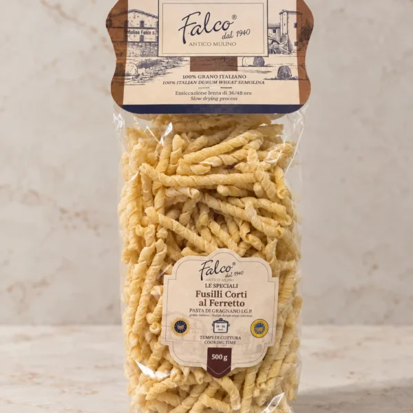 Falco Fusilli Corti al Ferretto makaronų pakuotė ant marmurinio stalviršio