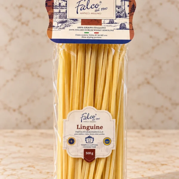 Falco Linguine makaronų pakuotė ant marmurinio stalviršio